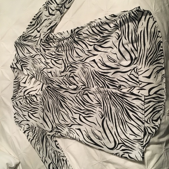 💥3/$20💥 Vero Moda zebra print blouse - Picture 1 of 3